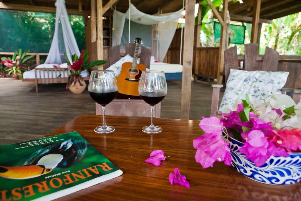 Lookout Inn Beach Rain-Forest Eco Lodge Carate ภายนอก รูปภาพ