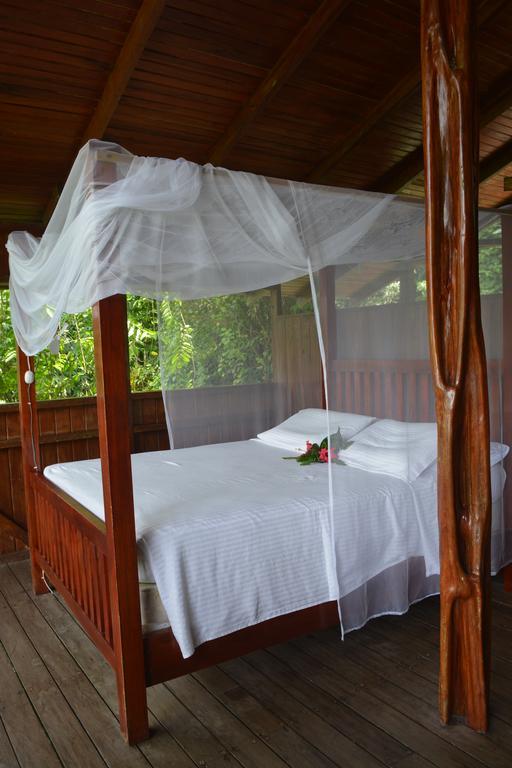 Lookout Inn Beach Rain-Forest Eco Lodge Carate ภายนอก รูปภาพ